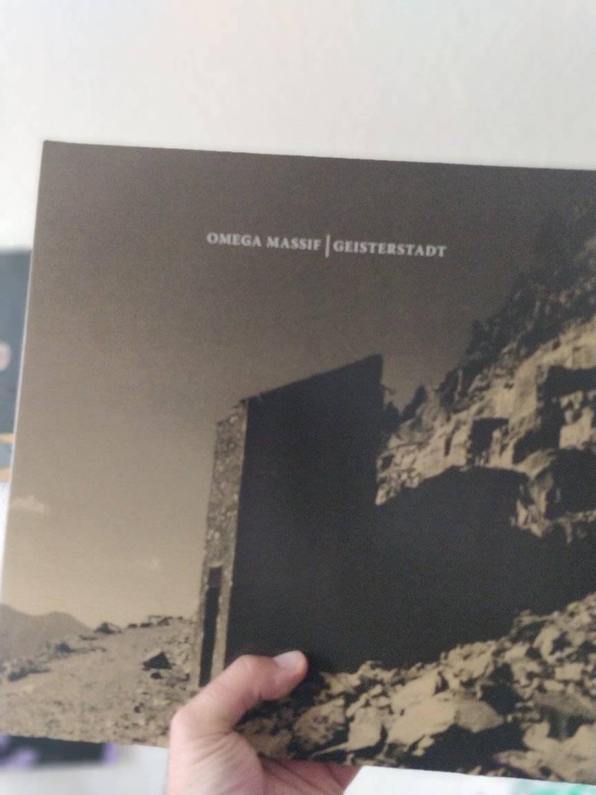 Platten-Cover: Omega Massif - Geisterstadt